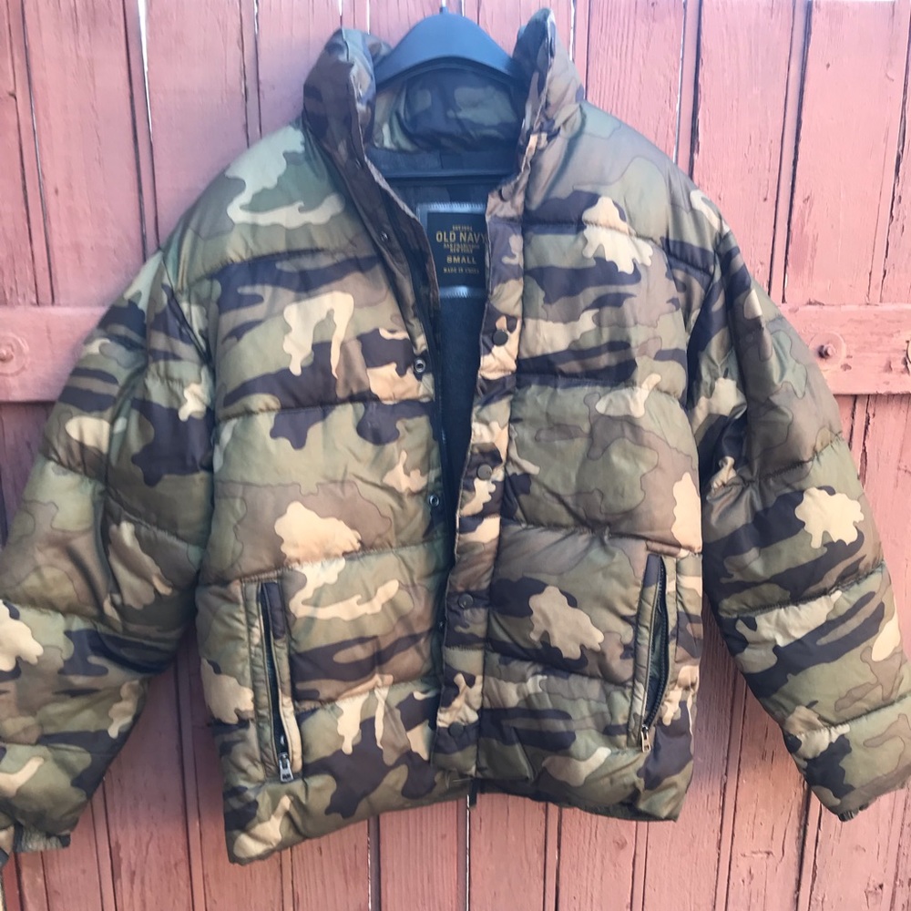 Old Navy men’s camouflage puffer jacket